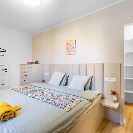 Apartment Comfort Retreat With Balcony *