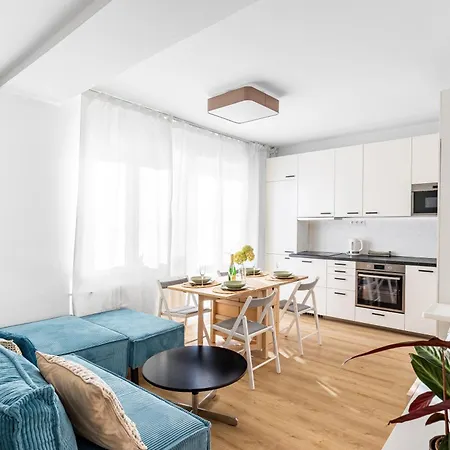 Comfort Retreat With Balcony Apartment *